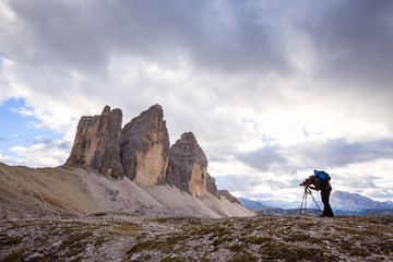 Naklejka premium Photographer taking photo for beautiful landscape on mountain pe