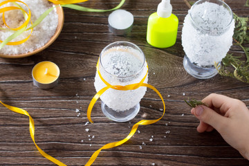 Child glue is applied to the glass. Create a Christmas gift, can