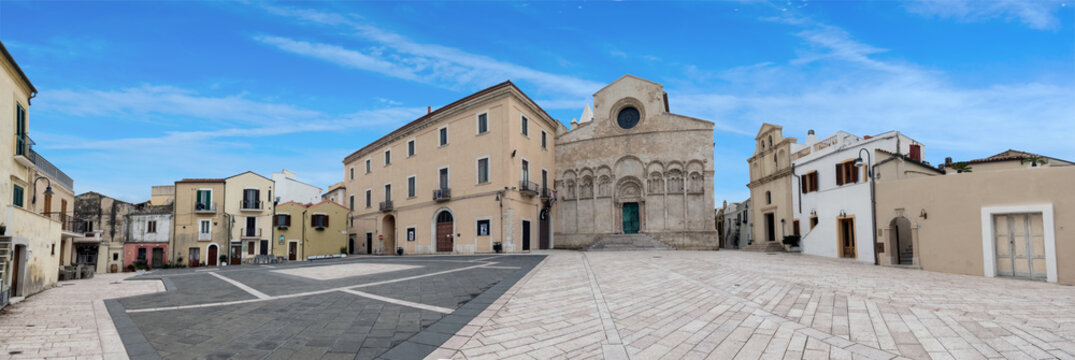 Termoli e la grande piazza centrale del borgo fortificato - panorama