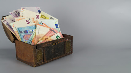 Geldtruhe / Geldschatulle / Schatzkiste mit viel Geld / Textfreiraum
