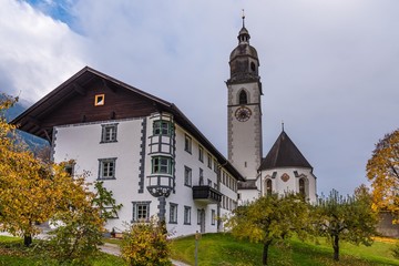 Fototapeta premium Bauernhaus und Kirche in Stams Tirol