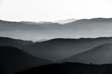 Widok z lotu ptaka ulga mgliste góry - 126321749