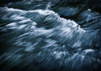 Fototapety  abstrakcyjne ciemne fale na rzece
