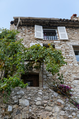 Fototapeta na wymiar habitation traditionnelle provençale dans le village de Saint Paul de Vence dans les Alpes-Maritimes, France