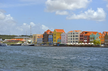 Naklejka premium Willemstad Curaçao y sus construcciones coloridas frente al mar caribe