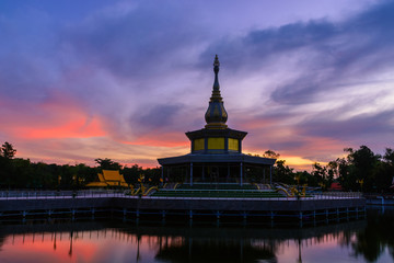 Obraz premium Beautiful pagoda in a pond.