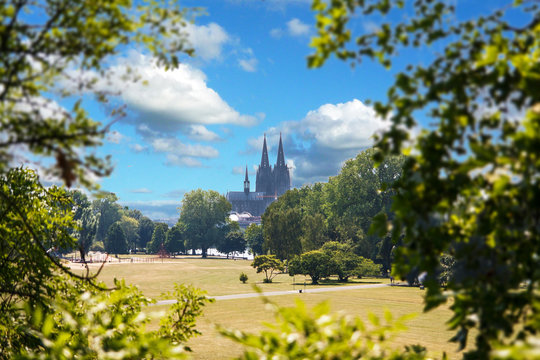 Aussicht auf K&ouml;lner Dom, Nordrhein-Westfalen Deutschland mit blauem Himmel mit Park Wiese und B&auml;umen