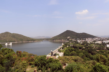 Fototapeta na wymiar Fateh Sagar Lake, Udaipur - A panoramic view