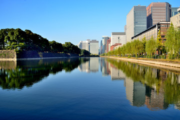 皇居のお濠に映り込む東京のビル街