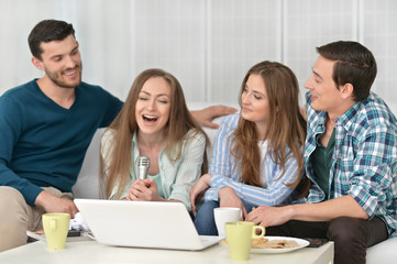 Obraz premium happy friends and laptop