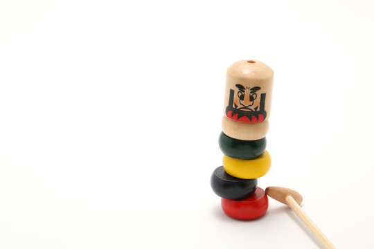 だるまおとし　日本の伝統的な木製玩具