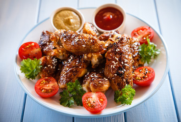 Grilled chicken wings and vegetables