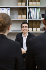 向かい合って座るビジネスパーソン