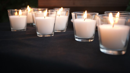 varias velas blancas encendidas