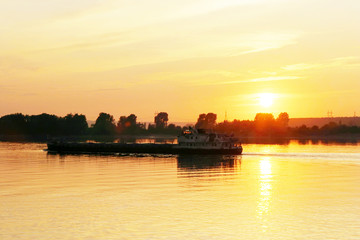 Naklejka premium brightest sunset