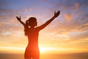 Fototapeta premium silhouette of woman feel free