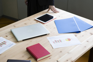 職場の散らかった机