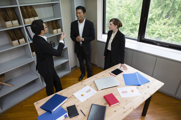 話し合うビジネスパーソン