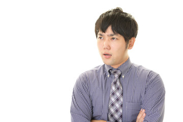 不満そうな表情のビジネスマン