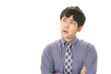 不満そうな表情のビジネスマン