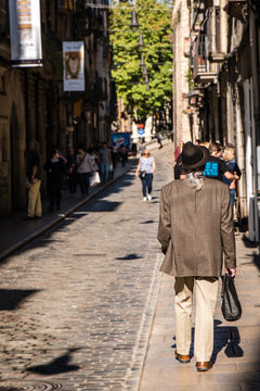 Mann in Altstadt von Girona