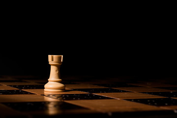 Scacchi fotografati su una scacchiera