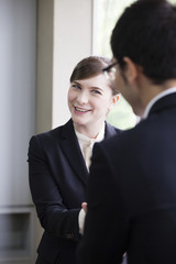 握手をするビジネスマン