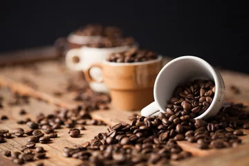 Foto op Plexiglas Koffiebar koffiekopjes gevuld met koffiebonen