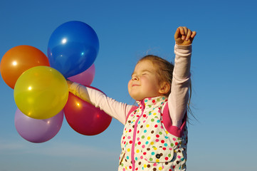 Fototapeta na wymiar girl outdoors with balloons