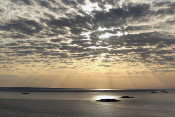 Naklejka premium cirrus clouds at sunset over the river