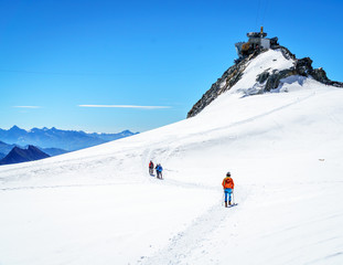 Fototapeta na wymiar Mountaineers walking on the summit of Mont Blanc