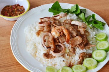 fried pepper garlic seafood and pork with spicy chili paste