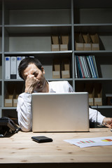 残業するビジネスマン