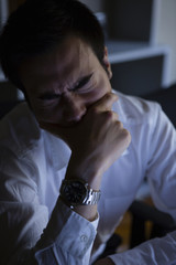 残業するビジネスマン