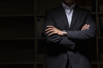 暗闇の中でたたずむビジネスマン