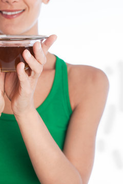 portrait d'une femme souriante avec un bol de thé