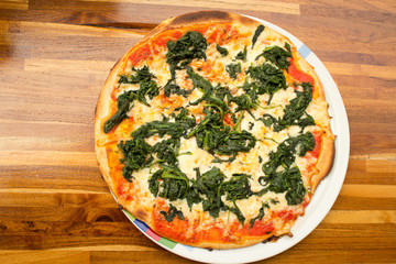 Teller, Pizza mit Spinat