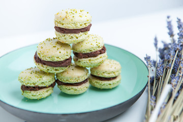 Selbstgemachte Pistazienmakronen auf Teller, Lavendel