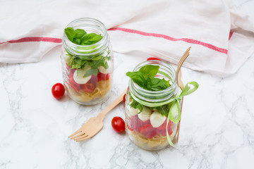 Pasta-Calabrese-Salat im Glas (Nudeln, Tomaten, Mozzarella, Ruco