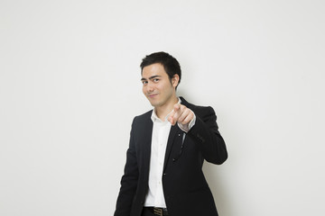 指を指すビジネスマン