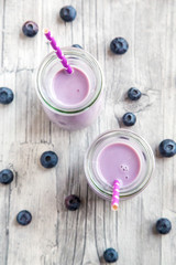 Blaubeermilch, Beeren, Holz