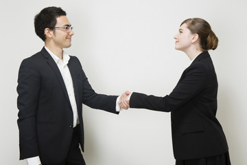 握手するビジネスパーソン