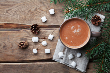 Kopje warme chocolademelk op rustieke tafel van bovenaf. Heerlijk winters drankje. Plat liggend.