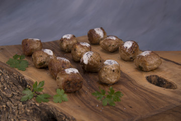 Polpette di carne su tagliere di legno 