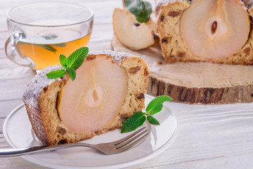 Cake with pears and mint
