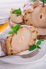 Cake with pears and mint