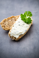 Crispbread with soft cheese with herbs and bacon.