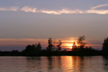 Fototapeta na wymiar beautiful sunset over river