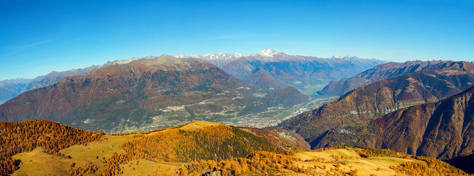 Valgerola (IT) - Vista panoramica autunnale della Media Valtellina dal Monte Rosetta - Morbegno e Monte Disgrazia al centro © Silvano Rebai