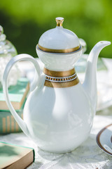 Teezeremonie. Dekoration am Tisch im Garten